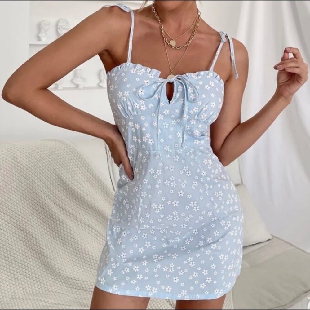 Size XS, colors: Blue, red and white. never worn:)